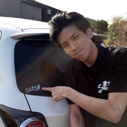 ステッカーを車に貼っちゃいました!