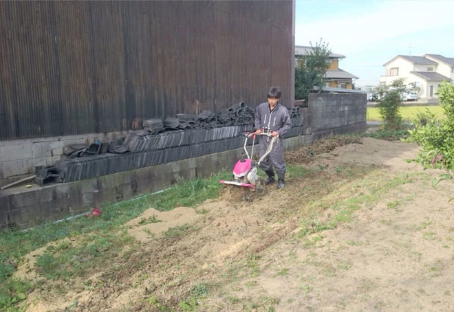 耕運機で耕す